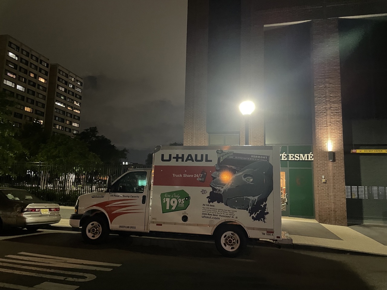 第一次開U-Haul來同學家沙發衝浪。運氣很好在咖啡廳前找到個大車位。